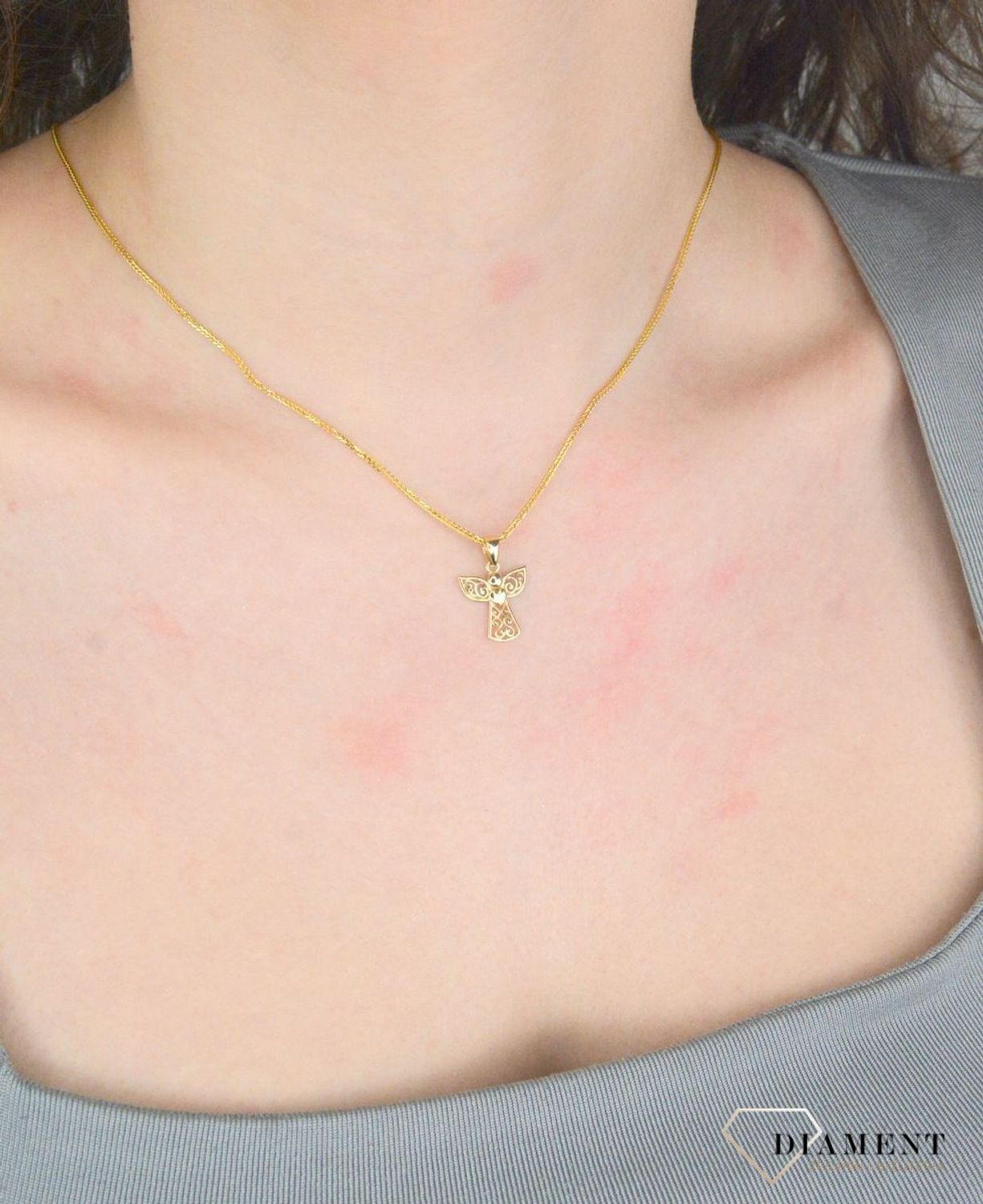 Zawieszka złota aniołek ażurowy próba 375, ZA 7400 375 Wisiorek został wykonany z wysokiej jakości złota próby 375. Złoto to jeden z najpopularniejszych kruszców, cenione przez kobiety na całym świecie i często1.jpg